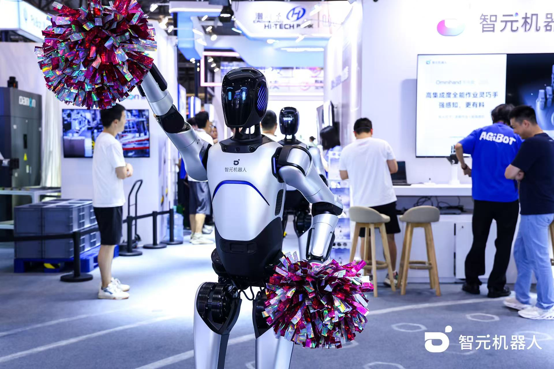 星空机器人 WAIC 首日展台火爆，机器...